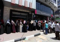مواطنون ينتظرون صرف شيكات الشؤون في غزة