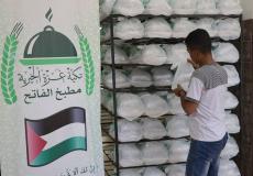 " تكية غزة الخيرة " توزيع 300 وجبة طعام على الأسر المستورة بغزة
