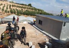 الاحتلال يفكك غرفة زراعية جنوب نابلس ويعتقل شابين من طولكرم