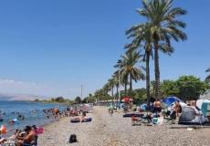 اسرائيليون يستجمون على شاطئ طبريا هربا من موجة الحر