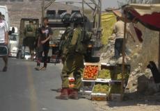 الاحتلال يتلف بسطات الباعة على معبر وادي الخليل