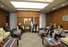 محافظ سلطة النقد يلتقي وزيرة شؤون المرأة