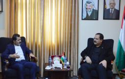 الوزير صبري صيدم خلال لقائه شكري كولوكسا بمكتبه اليوم