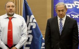 رئيس الحكومة الإسرائيلية بنيامين نتنياهو بجوار أفيغدور ليبرمان الذي يعارض اتفاق التهدئة في غزة