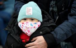 طفل صيني يرتدي الكمامة - تعبيرية