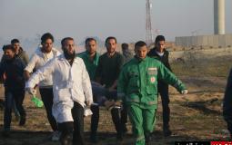 الطواقم الطبية تتعامل مع احدى اصابات مسيرات العودة شرق غزة