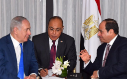 الرئيس المصري عبد الفتاح السيسي مع رئيس الوزراء الإسرائيلي العام الماضي -ارشيف-