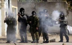 جنود الاحتلال الإسرائيلي يطلقون قنابل الغاز على شبان فلسطينيين - ارشيفية