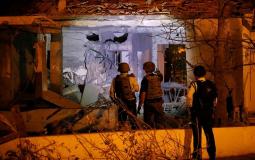 جيش الاحتلال يتفقد منزل اسرائيلي سقط عليه صاروخ من غزة