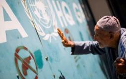 لاجئ فلسطيني يقف امام مقر لوكالة الاونروا