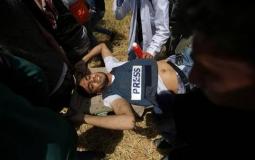 لحظة استهداف الاحتلال الصحفي ياسر مرتجى أمس شرق خانيونس