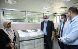 اتحاد لجان الرعاية الصحية يسلم مجمع ناصر لاطبي جهاز الفحص المخبري