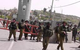 جنود الاحتلال الاسرائيلي ينصبون حواجز عسكرية