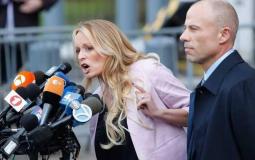 الممثلة الإباحية ستورمي دانيلز مع محاميها قاضت الرئيس الأميركي دونالد ترامب