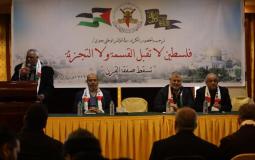 صالح ناصر عضو المكتب السياسي للجبهة الديمقراطية يتحد خلال مؤتمر وطني في غزة