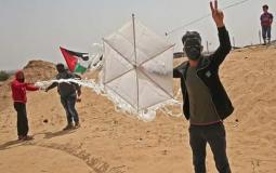 الطائرات الورقية إحدى الوسائل السلمية التي يستخدمها المتظاهرون على حدود غزة