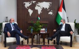 رئيس الوزراء محمد اشتية، مع ممثل الارجنتين لدى فلسطين مارتن ايرنيستو لافورغ