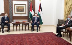 الرئيس عباس وحنا ناصر وهشام كحيل خلال إصدار مرسوم الانتخابات