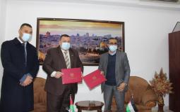 خلال توقيع  اتفاقية لتوزيع البريد الداخلي في قطاع غزة