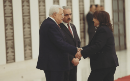 الرئيس عباس برفقة مي الكيلة ومحمد اشتية - أرشيف