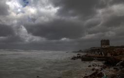 قوة المنخفض الجوي على شاطئ بحر غزة