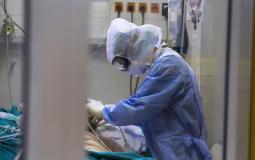 طبيب يعالج مرضى فيروس كورونا في غزة