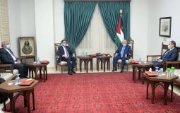 الرئيس عباس خلال استقباله رئيس مجلس إدارة بنك فلسطين الشوا