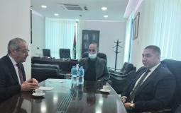اجتماع عضو اللجنة التنفيذية تيسير خالد بالسفير المصري لدى فلسطين طارق طايل
