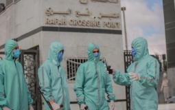 إجراء فحوصات كورونا للمسافرين عبر معبر رفح - ارشيف