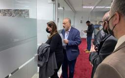 ناصر القدوة وفدوى البرغوثي يتوجهان مقر لجنة الانتخابات