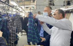 بشار المصري خلال زيارته مدينة غزة الصناعية