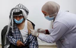 مسن فلسطيني يتلقى تطعيم كورونا