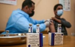 طبيب يحقن لقاح كورونا في غزة