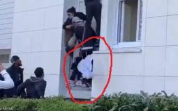 لحظة رمي الطفل من الشقة