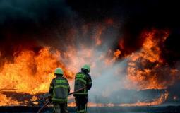 رجال اطفاء يحاولون اطفاء حريق ضخم شب في احدي مصافي النفط في اندونيسيا