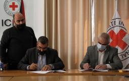 الداخلية بغزة تُوقع مذكرة تفاهم مع الصليب الأحمر