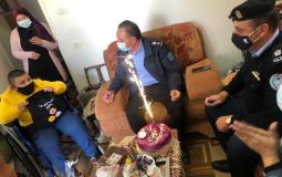 الشرطة في رام الله تفاجئ طفلاً بالاحتفال بيوم ميلاده