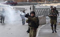 جندي اسرائيلي يطلق قنبلة غاز على محتجين فلسطينيين في الضفة الغربية