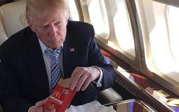 الرئيس الأمريكي السابق دونالد ترامب وهويتناول وجبة ماكدونالدز