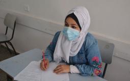 طالبة توجيهي تؤدي الامتحانات في فلسطين