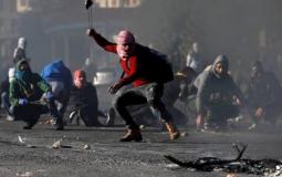 شبان فلسطينيون يرشقون الجيش الاسرائيلي بالحجارة