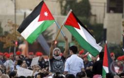 أشخاص يحملون علمي فلسطين والأردن - ارشيف