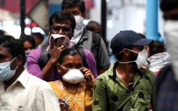 صورة لمواطنين في الهند يسيرون في أحد شوارع نيوديلهي