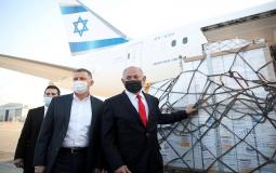 رئيس الوزراء الإسرائيلي بنيامين نتنياهو خلال تلقيه أول شحنة من لقاح فايزر