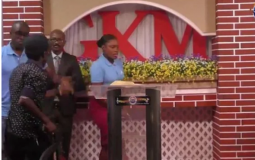 مسلحون يختطفون قسا أثناء مراسم كنسية (مواقع التواصل)