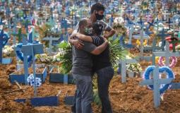 مواطنون برازيليون يودعون فقيدا لهم تفي بسبب فايروس كورونا وذلك في أحد مقابر مدينة ساباولو البرازيلية