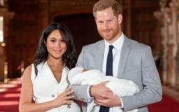 الأمير هاري وزوجته ميجان يحملان طفلهما الأول "أرتشي"
