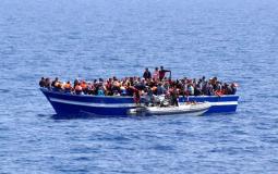 قارب يقل لاجئين - أرشيفية