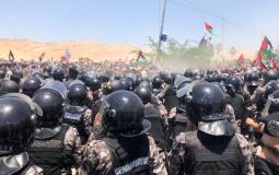 مئات الأردنيين في وقفة احتجاجية قرب حدود بلادهم مع فلسطين