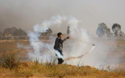 فلسطيني يرشق جيش الاحتلال بالغاز على حدود غزة